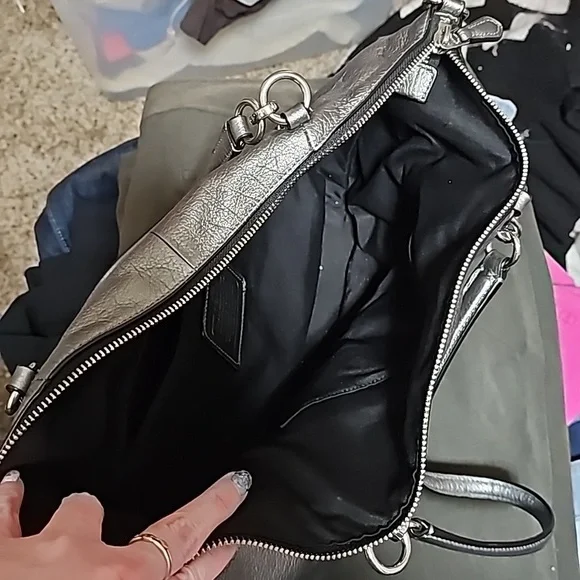 Great condition large gunmetal grey coach bag. - Picture 5 of 5